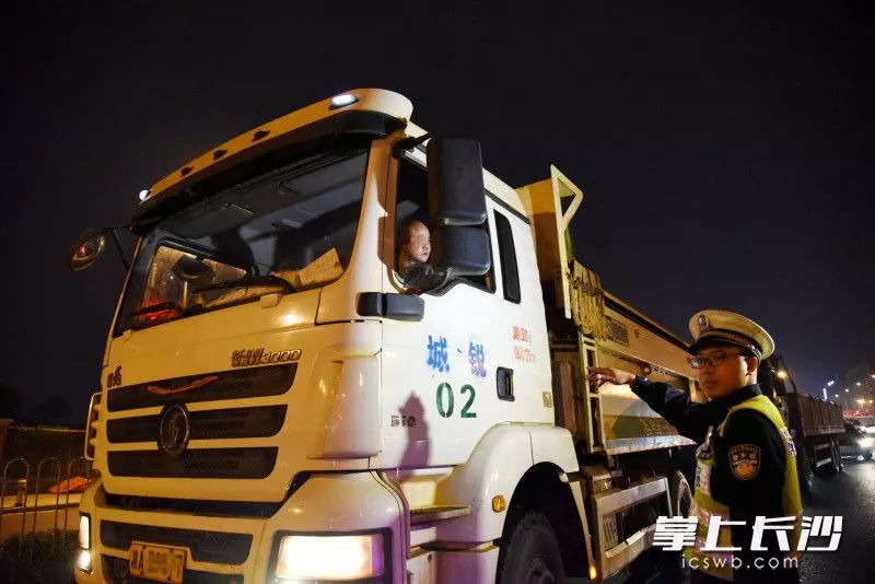 天心交警大隊鐵騎中隊民警對一臺涉嫌闖禁的渣土車攔停檢查長沙晚報全媒體記者劉琦攝